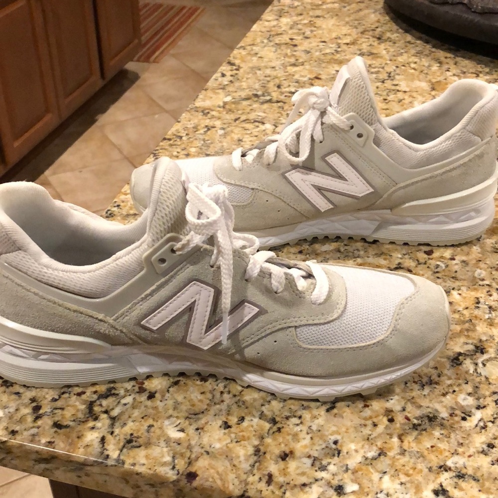 Men’s or young men’s New balance size 10 Gently worn tennis shoes.